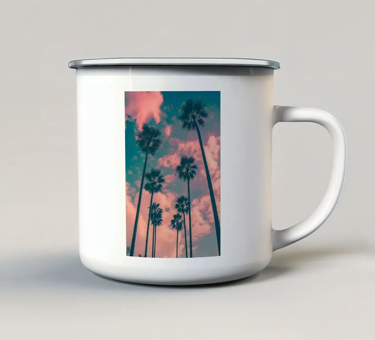 Pink Sky With Palm Trees tazza in smalto da Leonard Barreiro