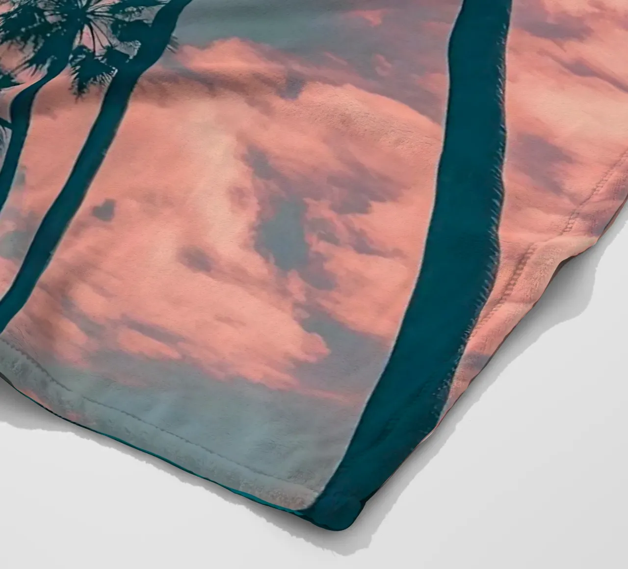 Pink Sky With Palm Trees coperta in pile da Leonard Barreiro