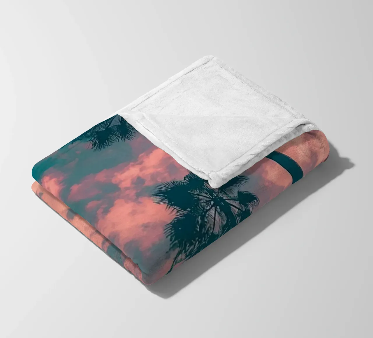 Pink Sky With Palm Trees coperta in pile da Leonard Barreiro
