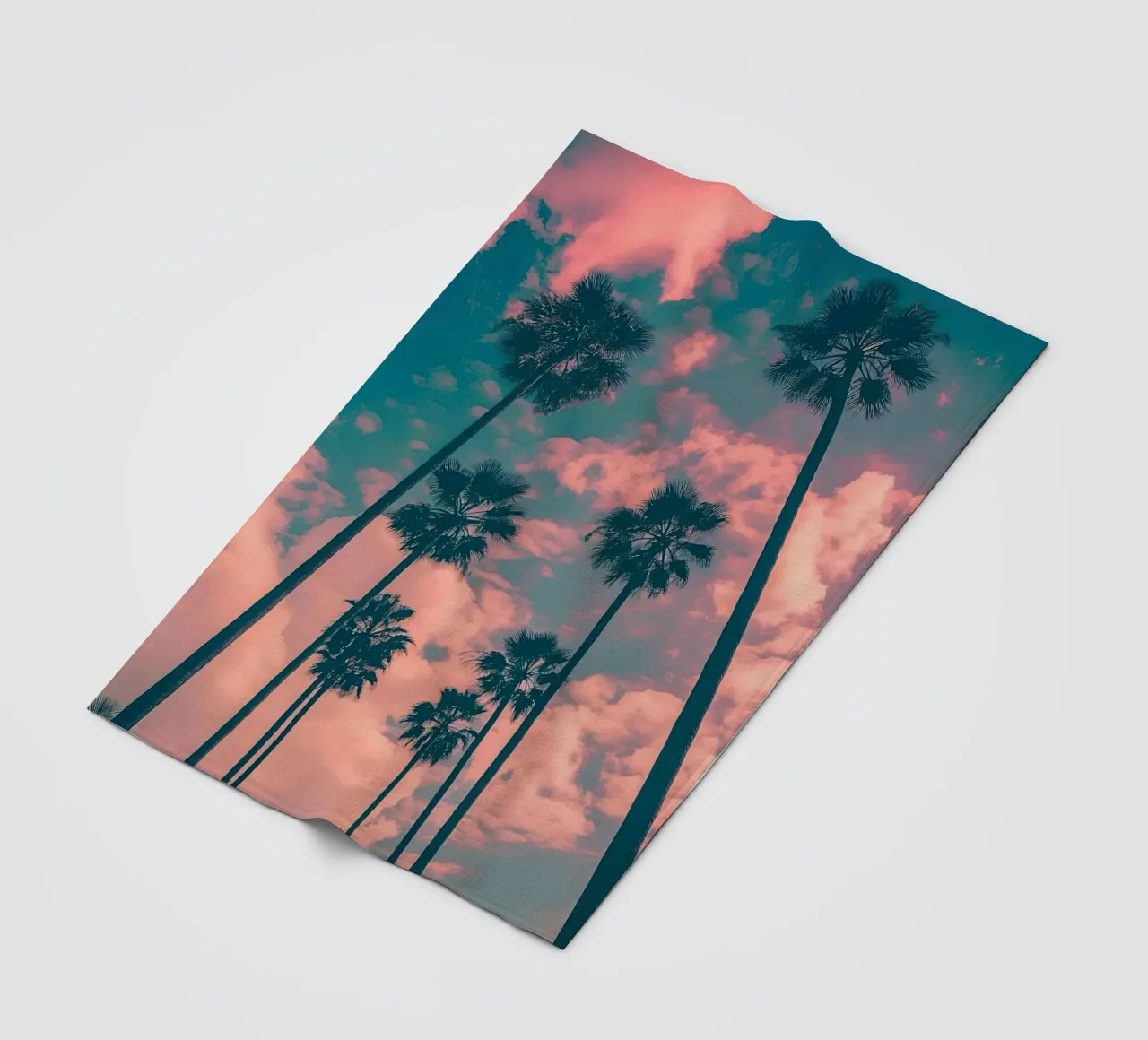 Pink Sky With Palm Trees coperta in pile da Leonard Barreiro