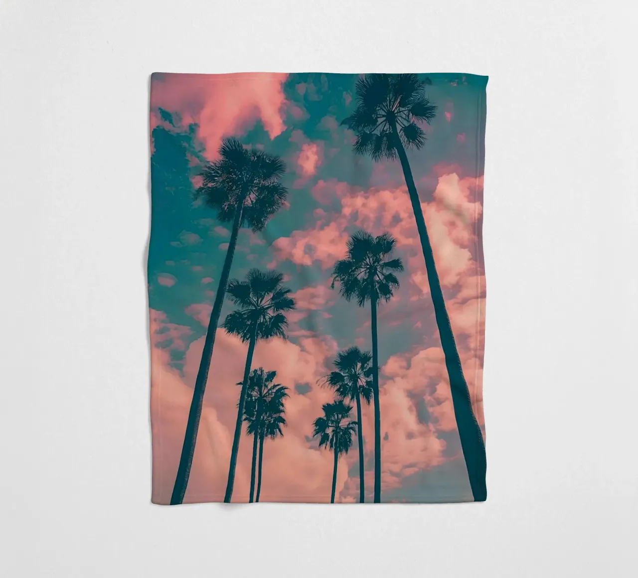 Pink Sky With Palm Trees coperta in pile da Leonard Barreiro