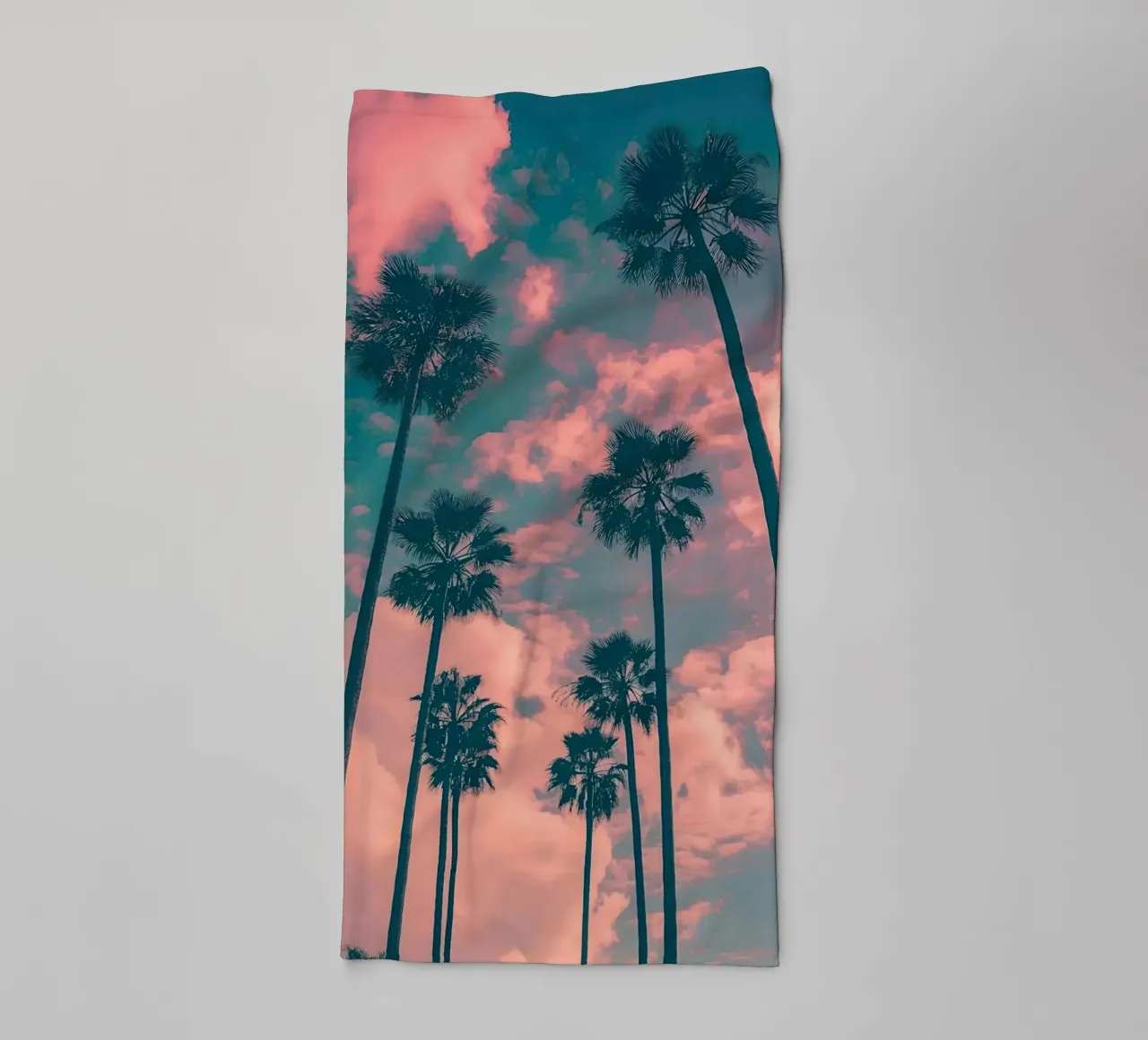 Pink Sky With Palm Trees asciugamano da bagno da Leonard Barreiro