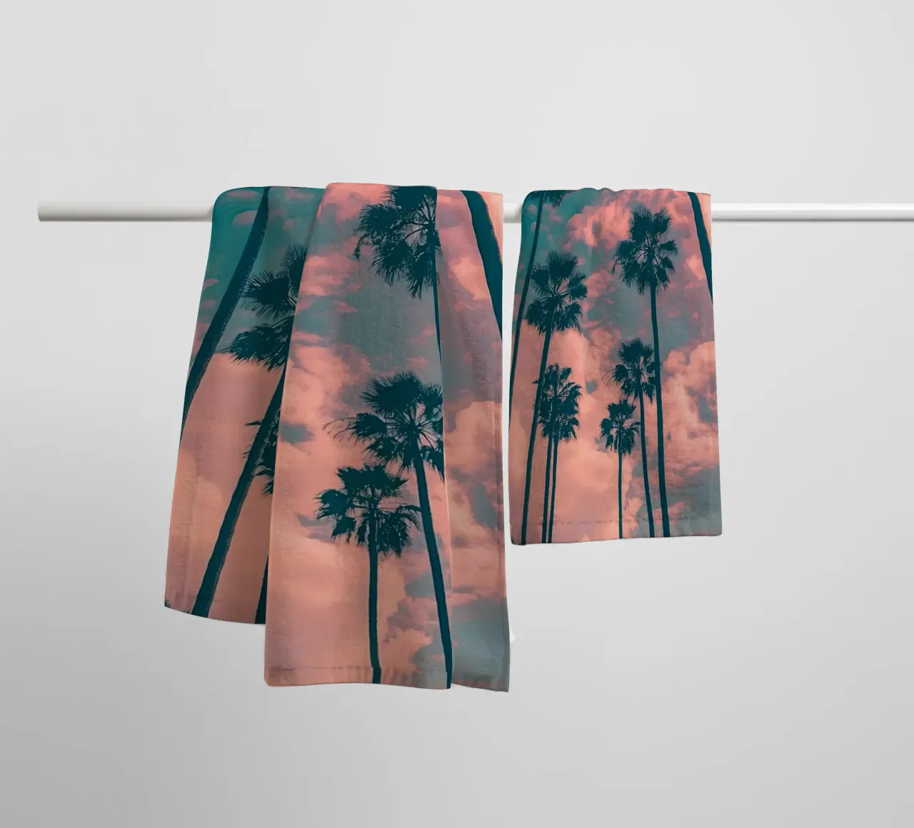 Pink Sky With Palm Trees asciugamano da bagno da Leonard Barreiro