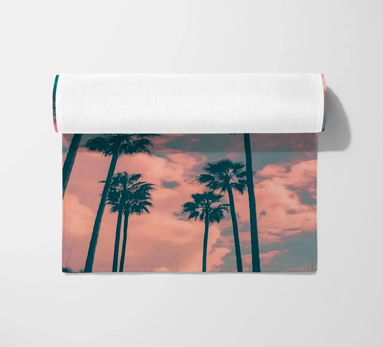 Pink Sky With Palm Trees telo mare da Leonard Barreiro