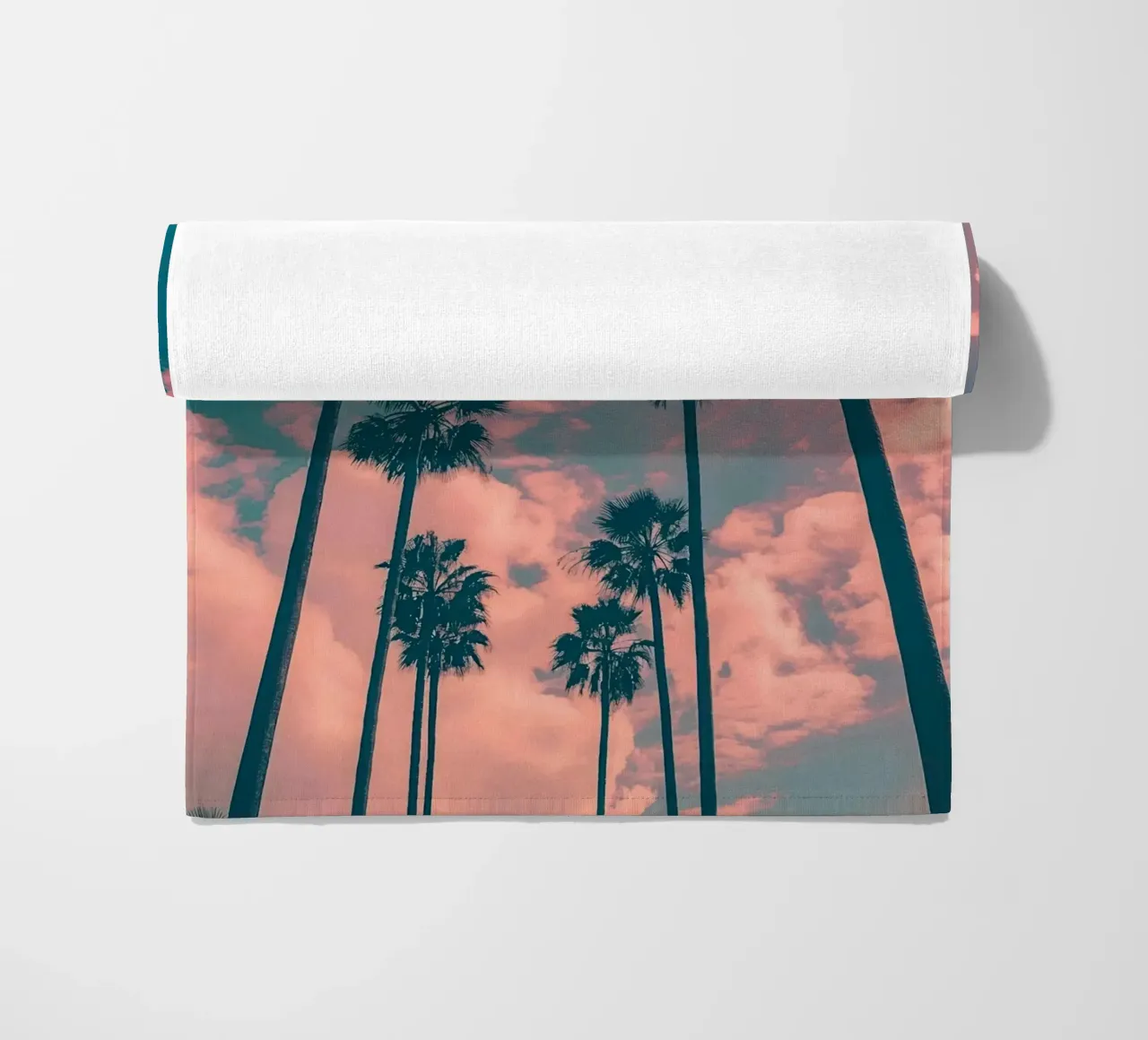 Pink Sky With Palm Trees telo mare da Leonard Barreiro