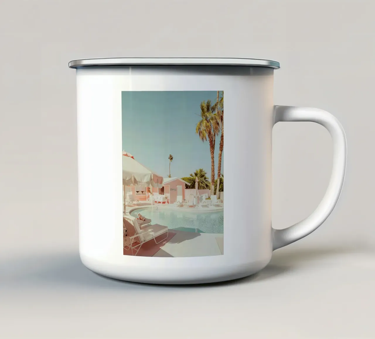 The Pink Oasis Motel tazza in smalto da Leonard Barreiro