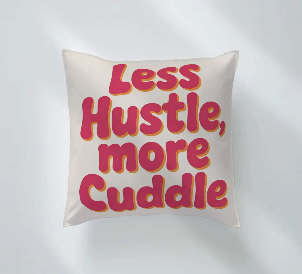Poster "Less Hustle, More Cuddle" - Tipografia retrò e accogliente cuscino da logic