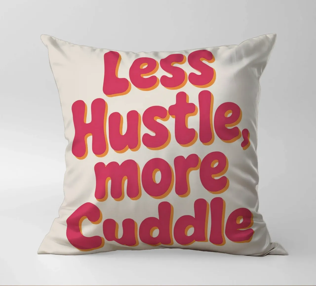 Poster "Less Hustle, More Cuddle" - Tipografia retrò e accogliente cuscino da logic