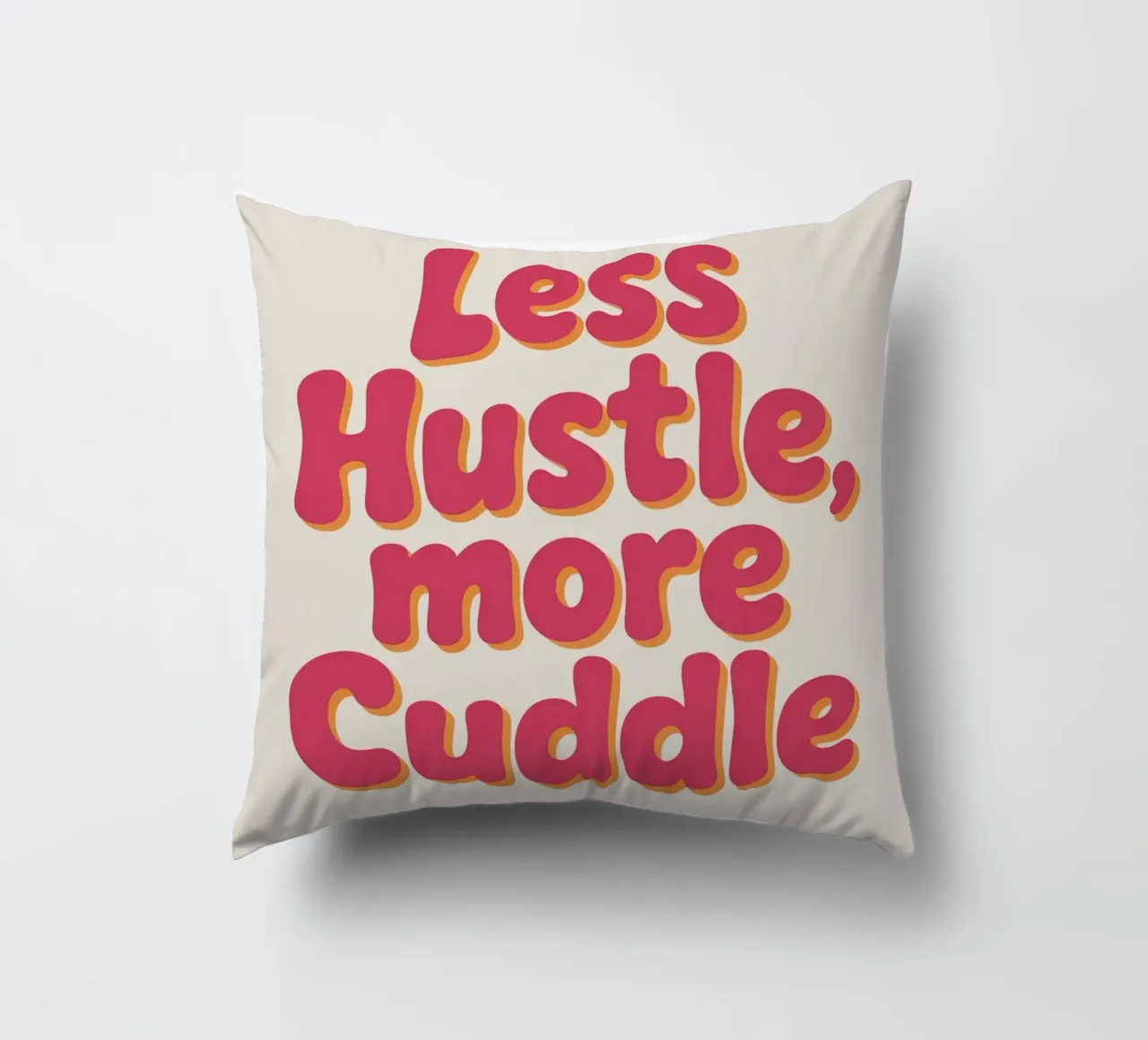 Poster "Less Hustle, More Cuddle" - Tipografia retrò e accogliente cuscino da logic
