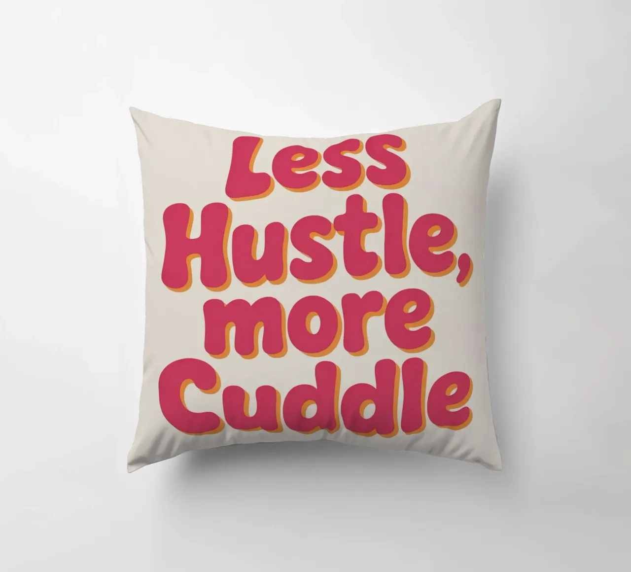 Poster "Less Hustle, More Cuddle" - Tipografia retrò e accogliente cuscino da logic