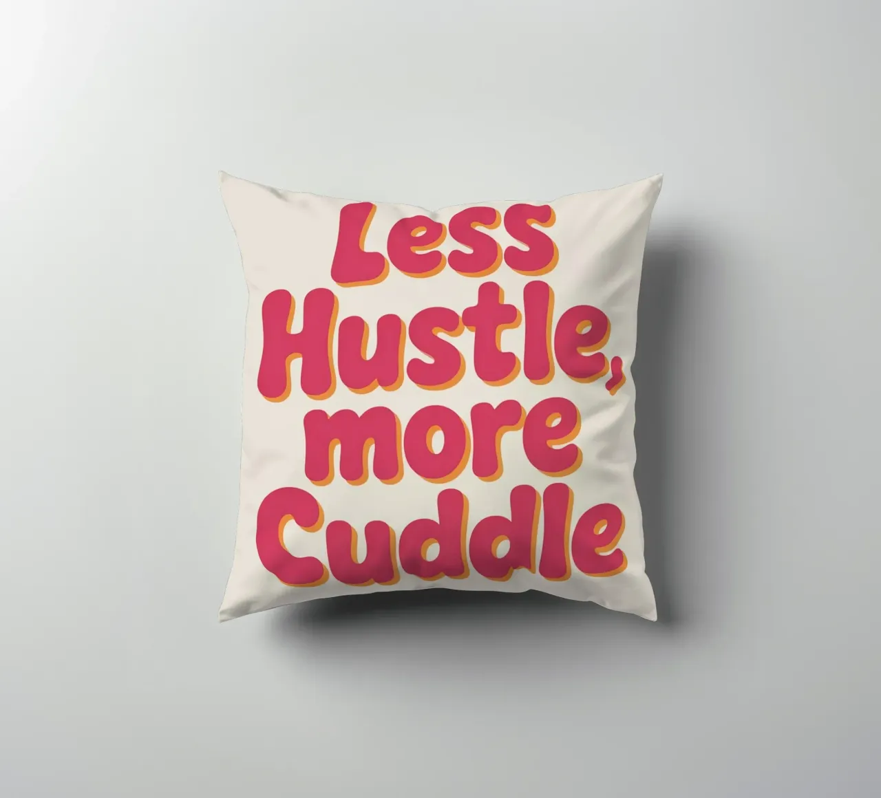 Poster "Less Hustle, More Cuddle" - Tipografia retrò e accogliente cuscino da logic