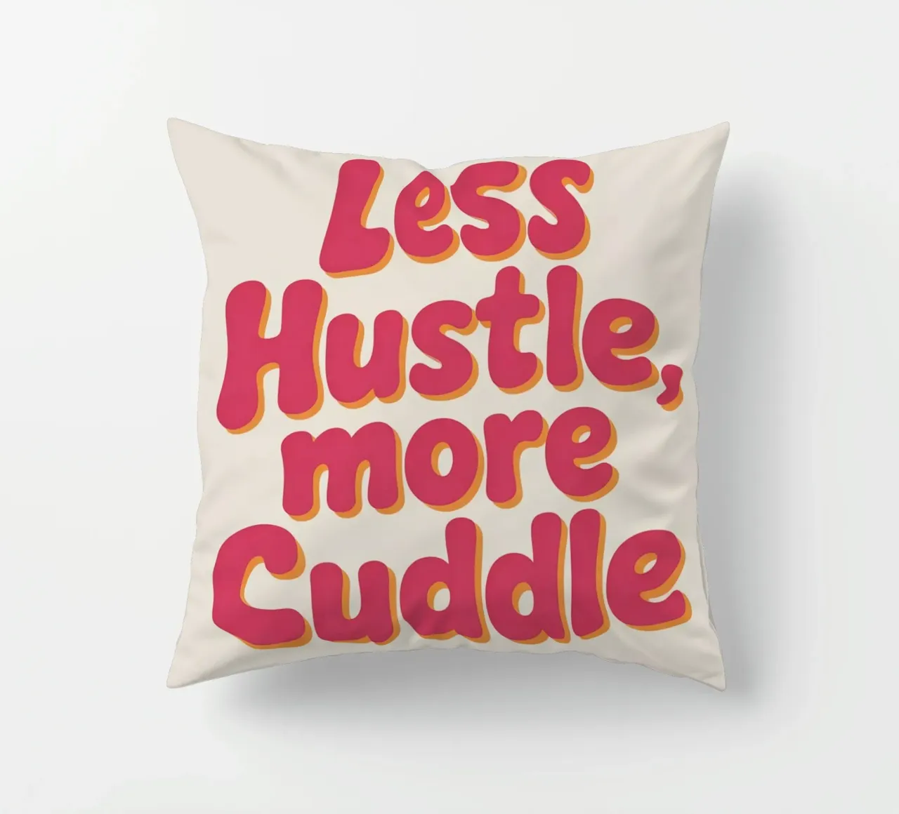 Poster "Less Hustle, More Cuddle" - Tipografia retrò e accogliente cuscino da logic