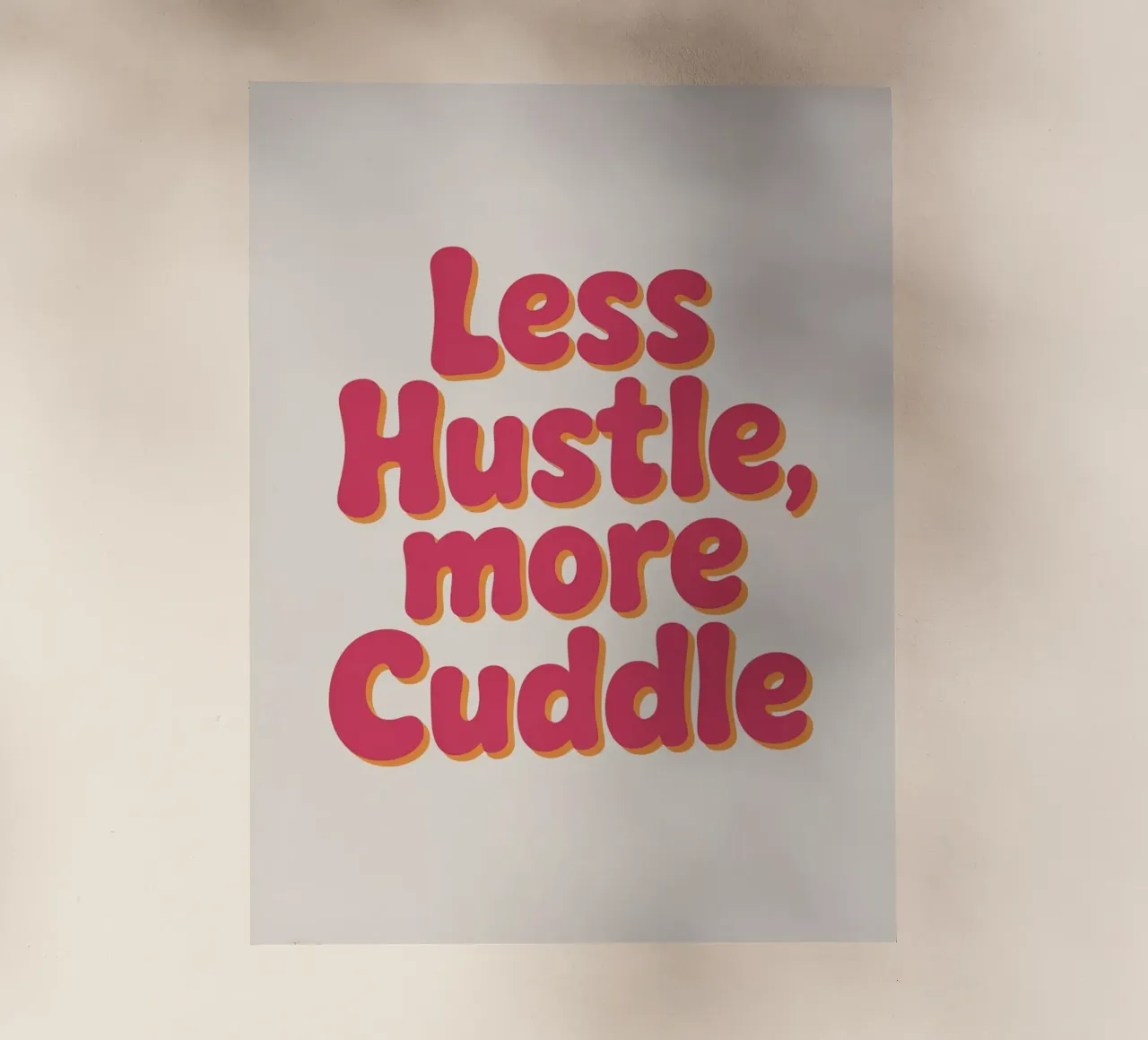 Poster "Less Hustle, More Cuddle" - Tipografia retrò e accogliente pellicola backlit da logic