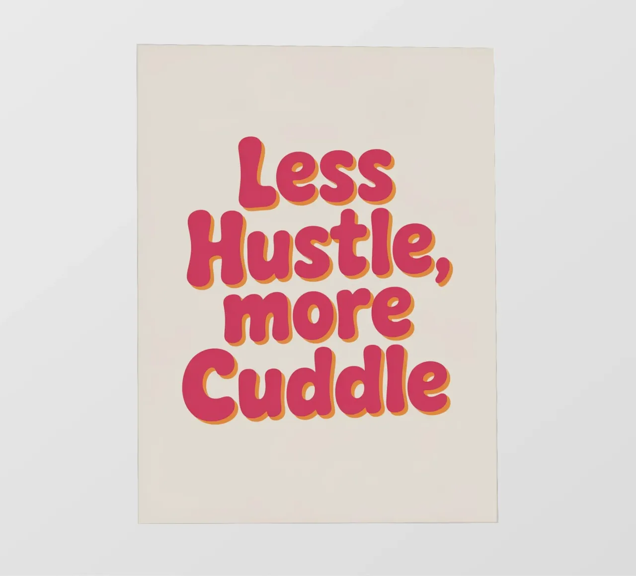 Poster "Less Hustle, More Cuddle" - Tipografia retrò e accogliente pellicola backlit da logic