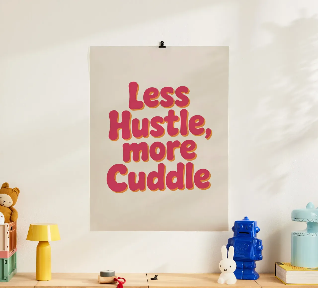 Poster "Less Hustle, More Cuddle" - Tipografia retrò e accogliente carta hahnemühle da logic