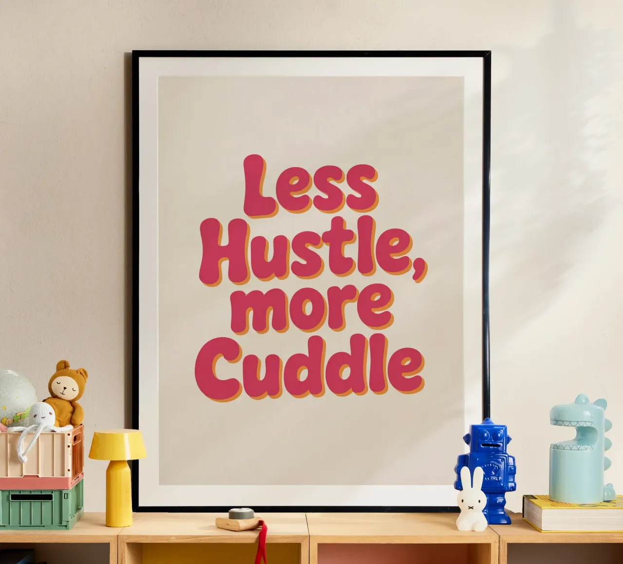 Poster "Less Hustle, More Cuddle" - Tipografia retrò e accogliente carta hahnemühle da logic