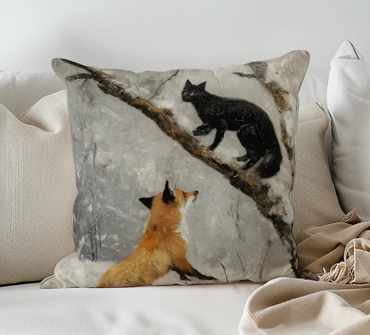 Volpe rossa e gatto nero nella foresta invernale innevata cuscino da Cozy Vibes