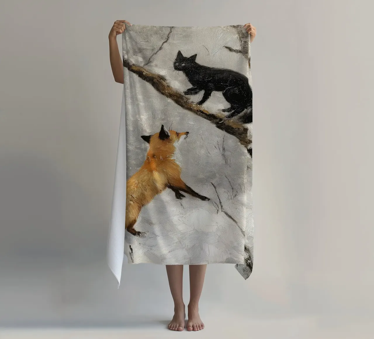 Volpe rossa e gatto nero nella foresta invernale innevata telo mare da Cozy Vibes