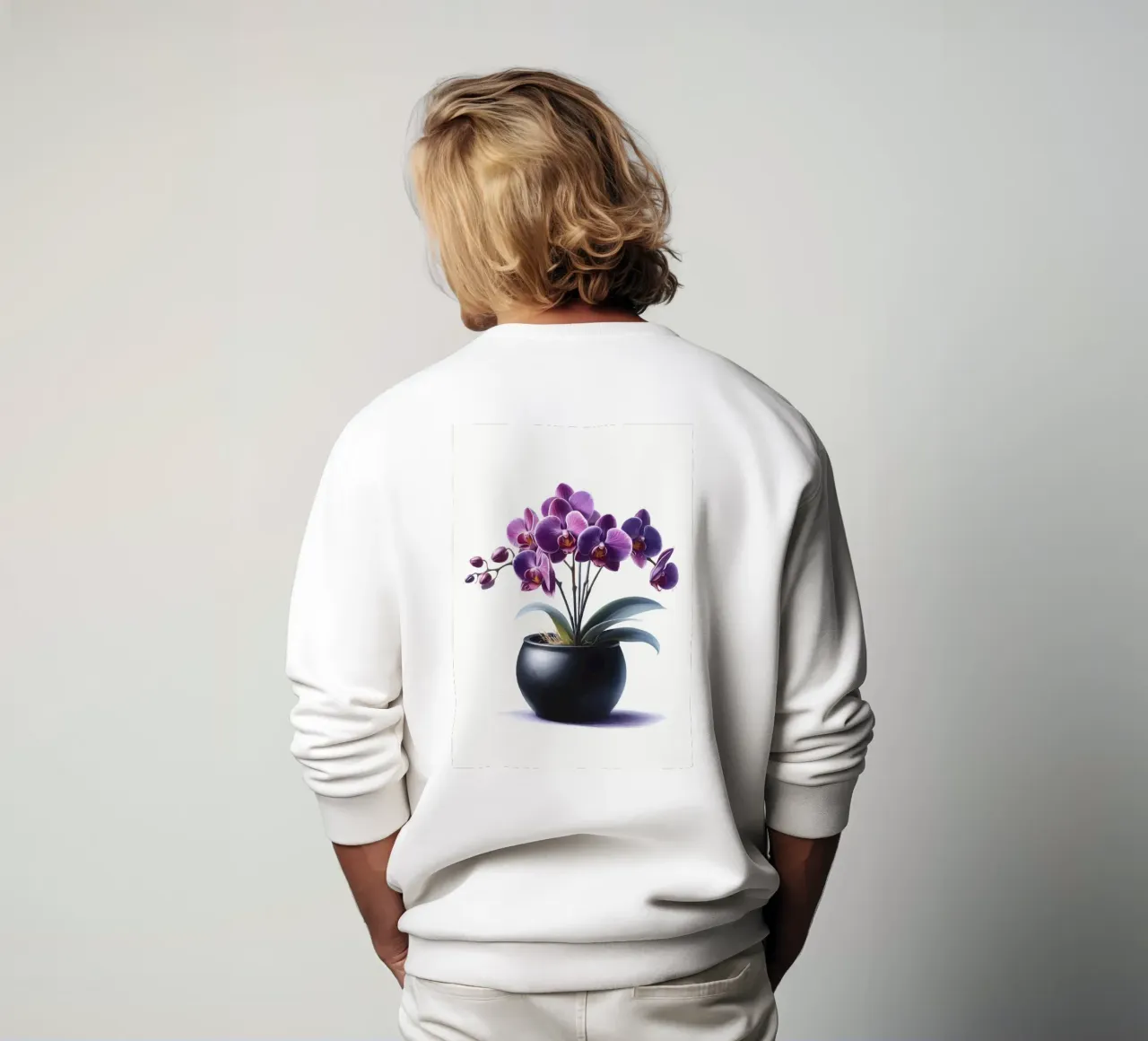 Una singola orchidea viola in un vaso di ceramica nera opaca felpa da Bloom And Brush