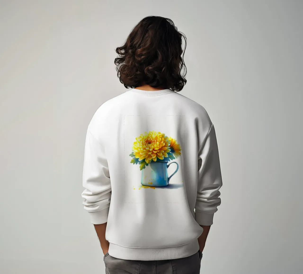 Un singolo crisantemo giallo in una brocca in smalto blu felpa da Bloom And Brush