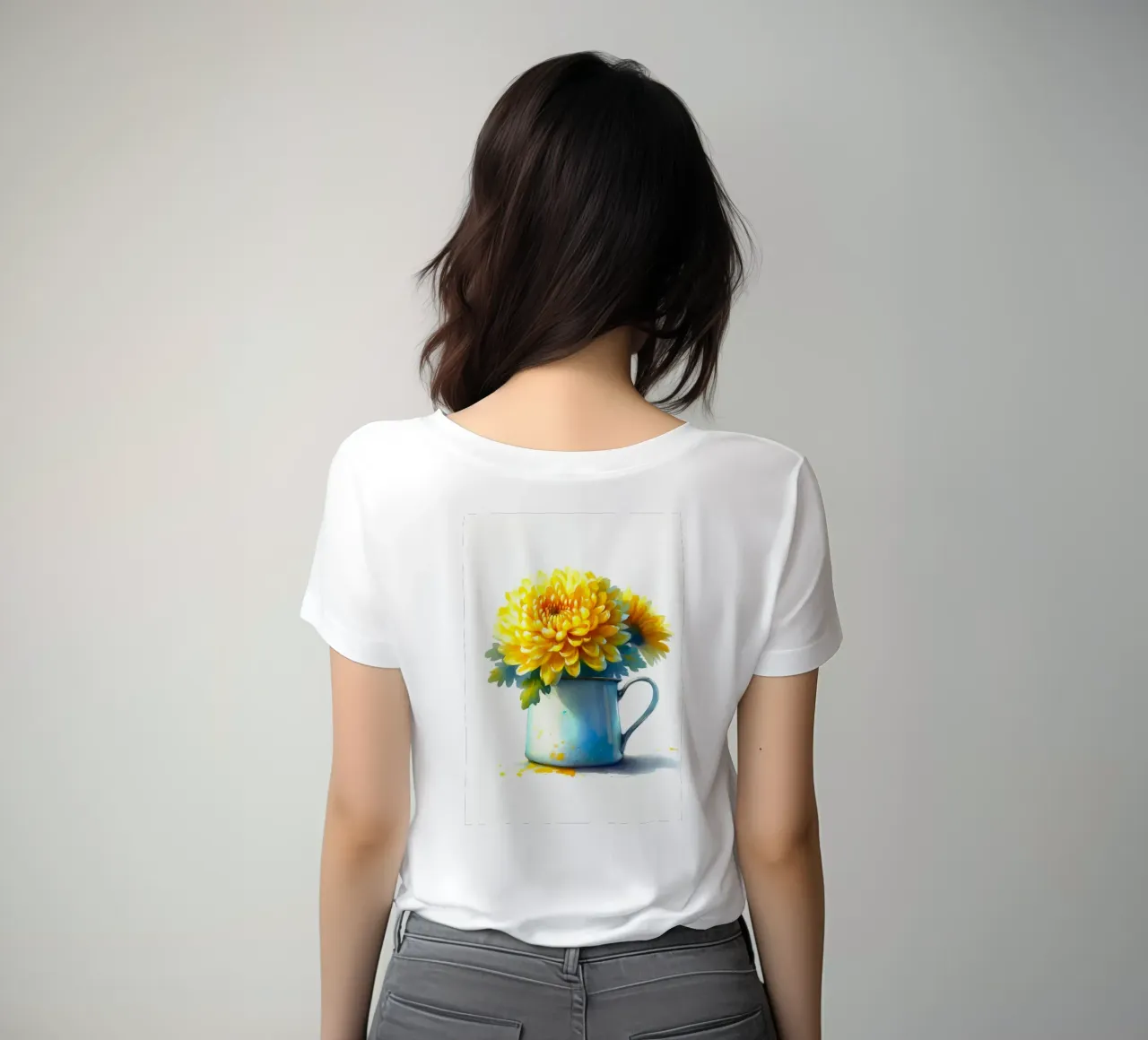 Un seul chrysanthème jaune dans un pichet en émail bleu t-shirt ajusté pour femmes de Bloom And Brush