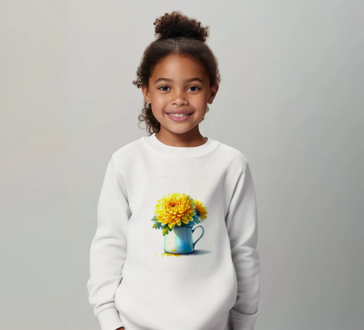 Un singolo crisantemo giallo in una brocca in smalto blu felpa bambino da Bloom And Brush