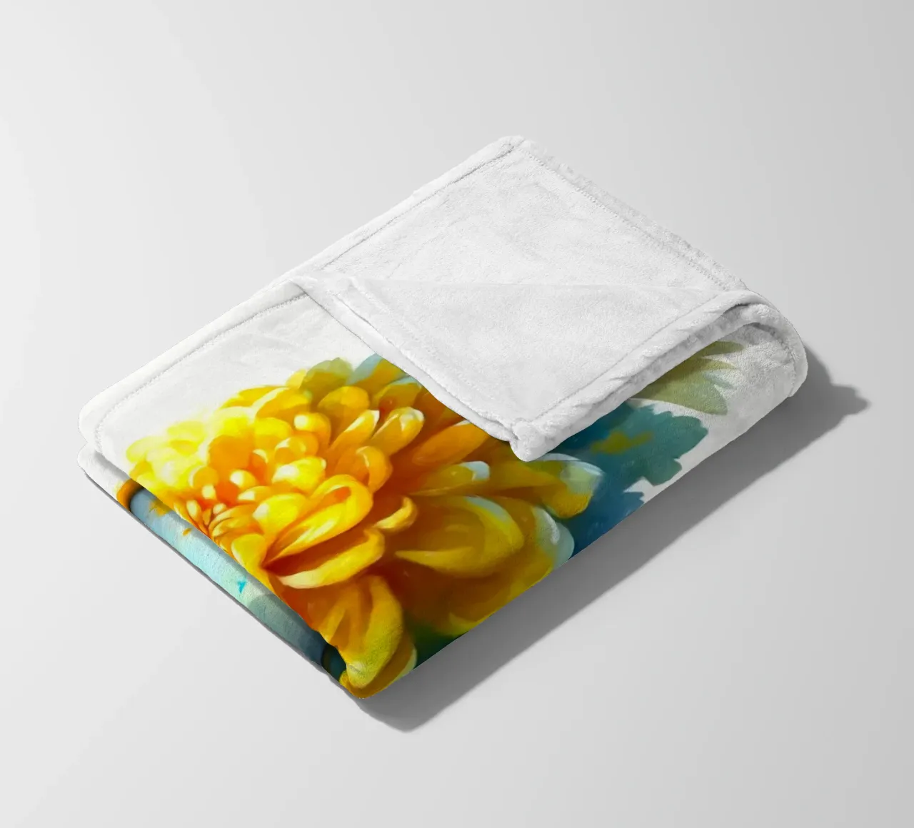Un singolo crisantemo giallo in una brocca in smalto blu coperta in pile da Bloom And Brush