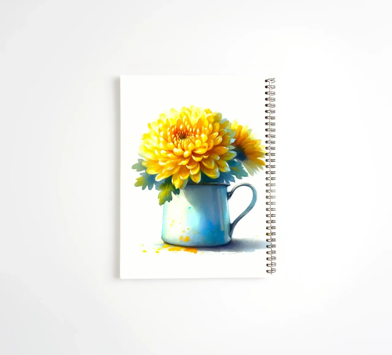 Un seul chrysanthème jaune dans un pichet en émail bleu carnet à spirale de Bloom And Brush