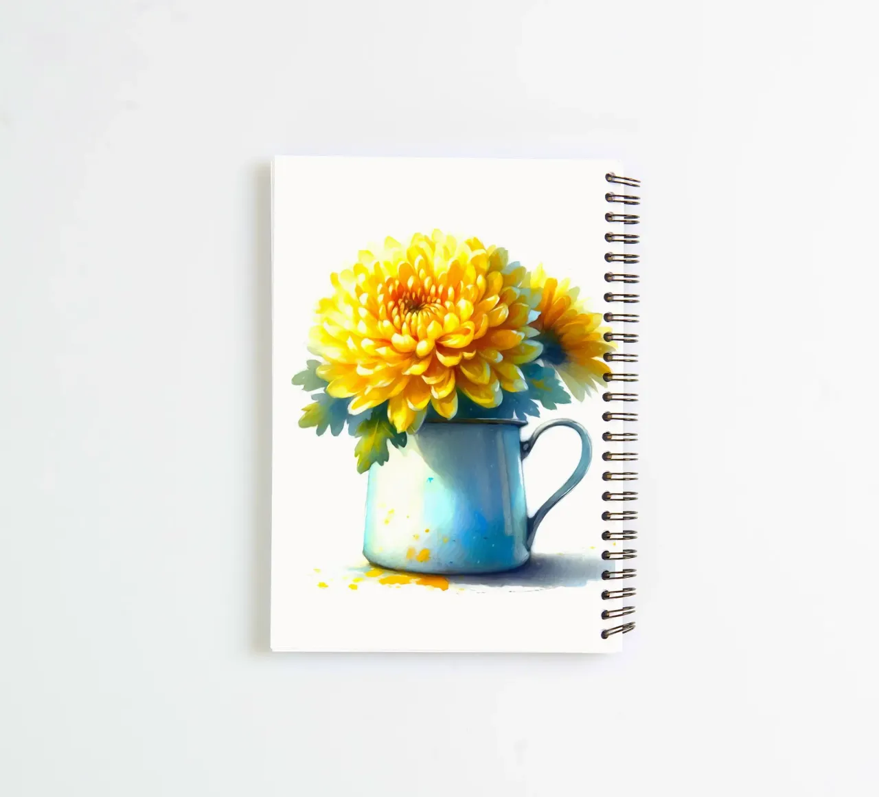 Un seul chrysanthème jaune dans un pichet en émail bleu carnet à spirale de Bloom And Brush
