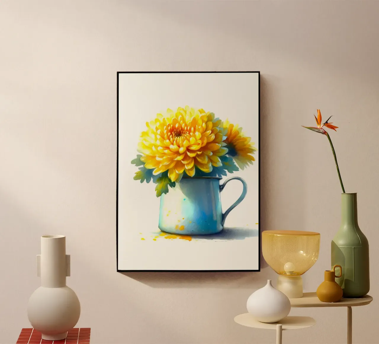 Un singolo crisantemo giallo in una brocca in smalto blu plexiglass da Bloom And Brush
