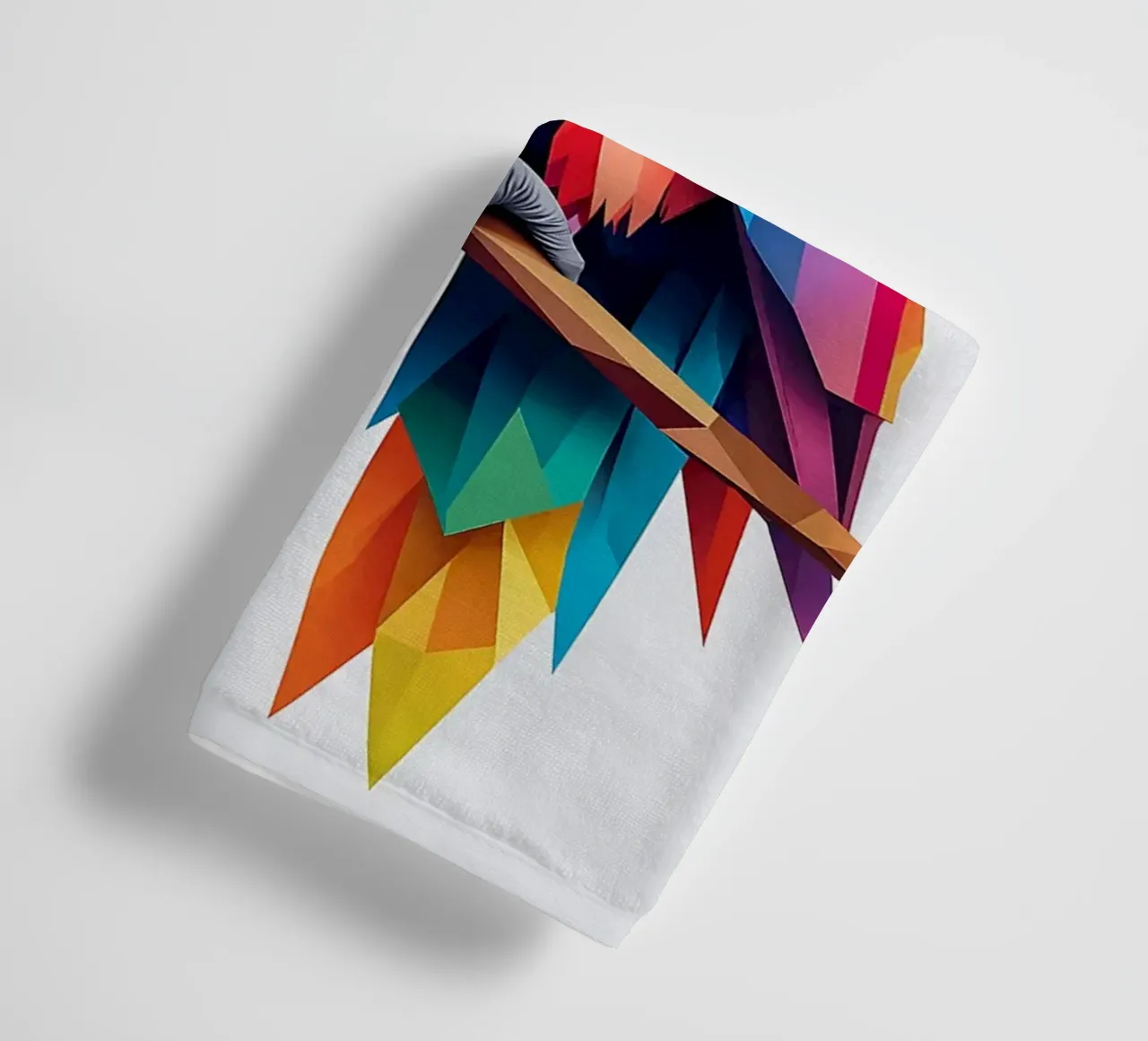 Pappagallo geometrico colorato su un ramo asciugamano da bagno da Barbara Wright