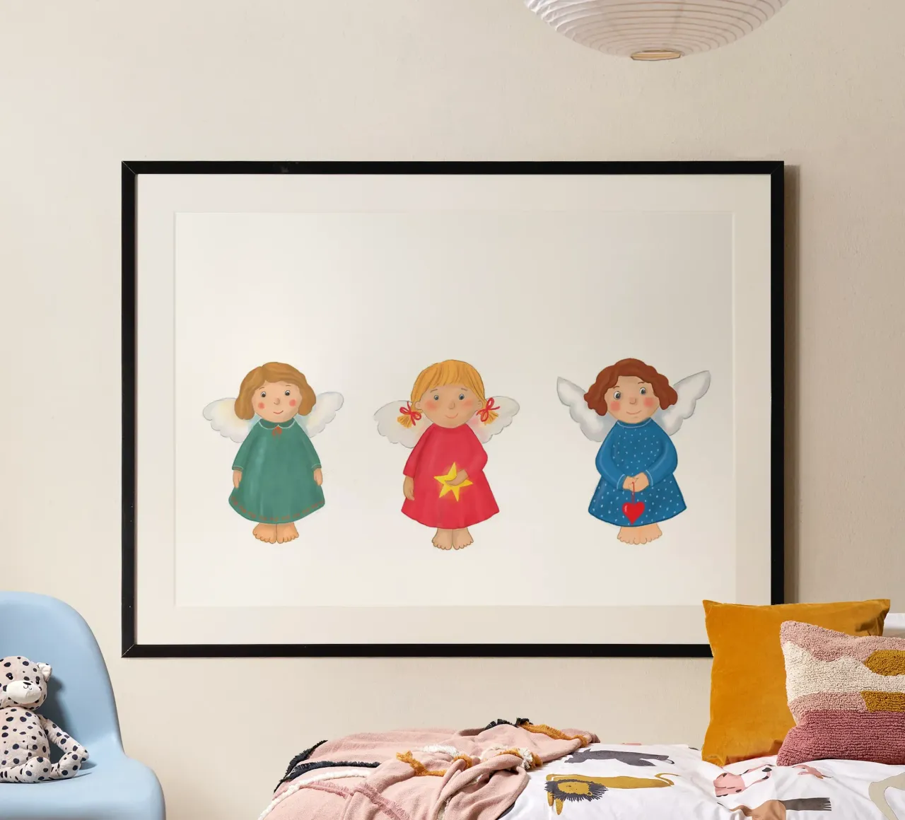 Tre simpatici angioletti di Natale poster con telaio in legno da Farbwelten