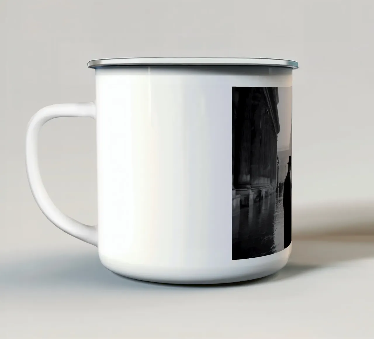 L'ultima sigaretta sotto la pioggia tazza in smalto da M-Ulrich-Digital Art