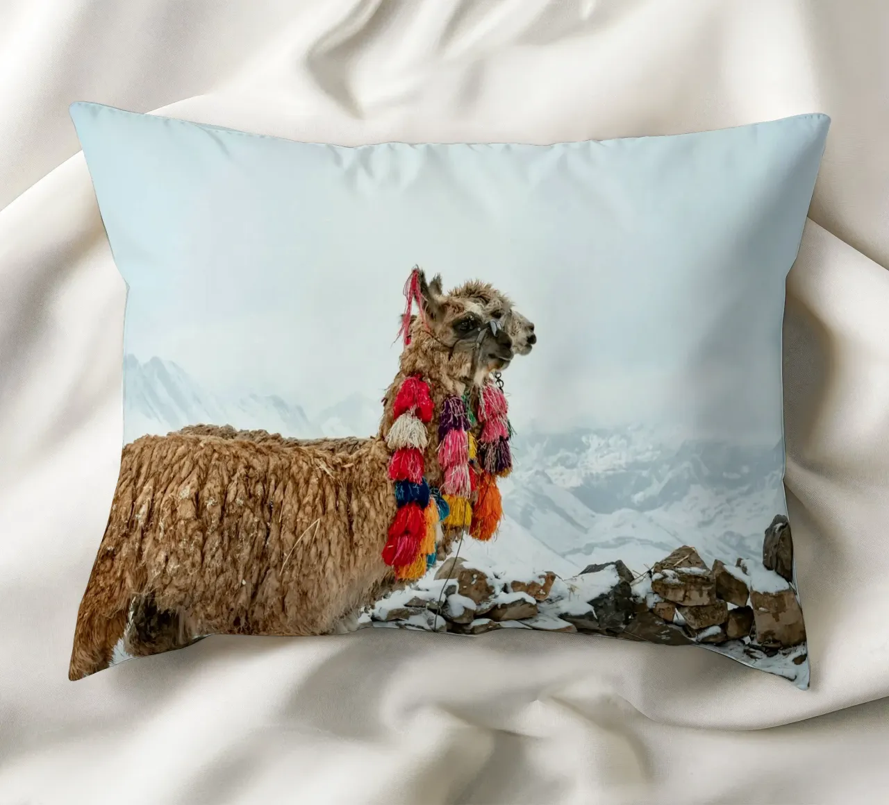 Alpaca in piedi su una montagna innevata cuscino da The Herringstore