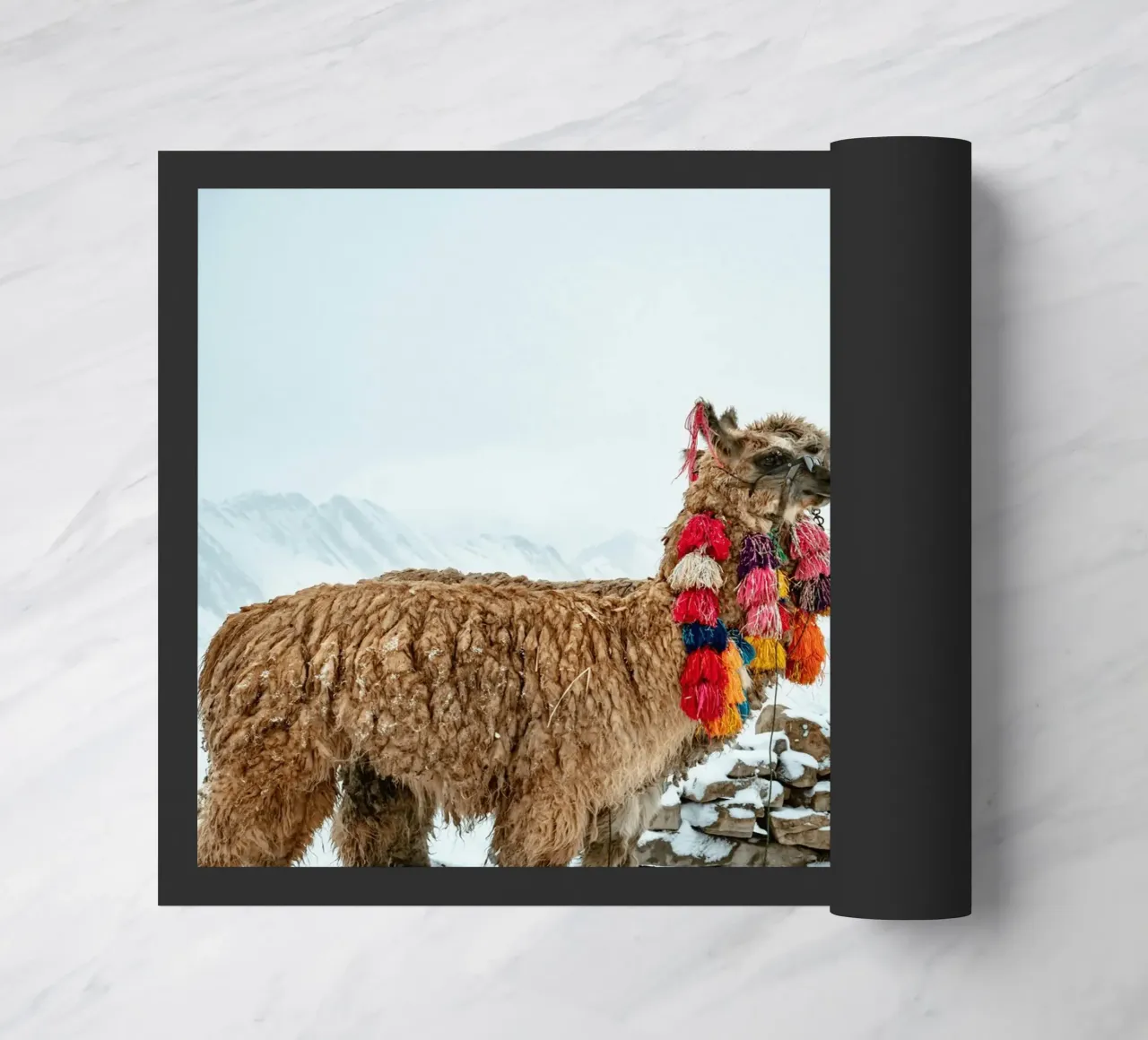 Alpaca in piedi su una montagna innevata zerbino da The Herringstore