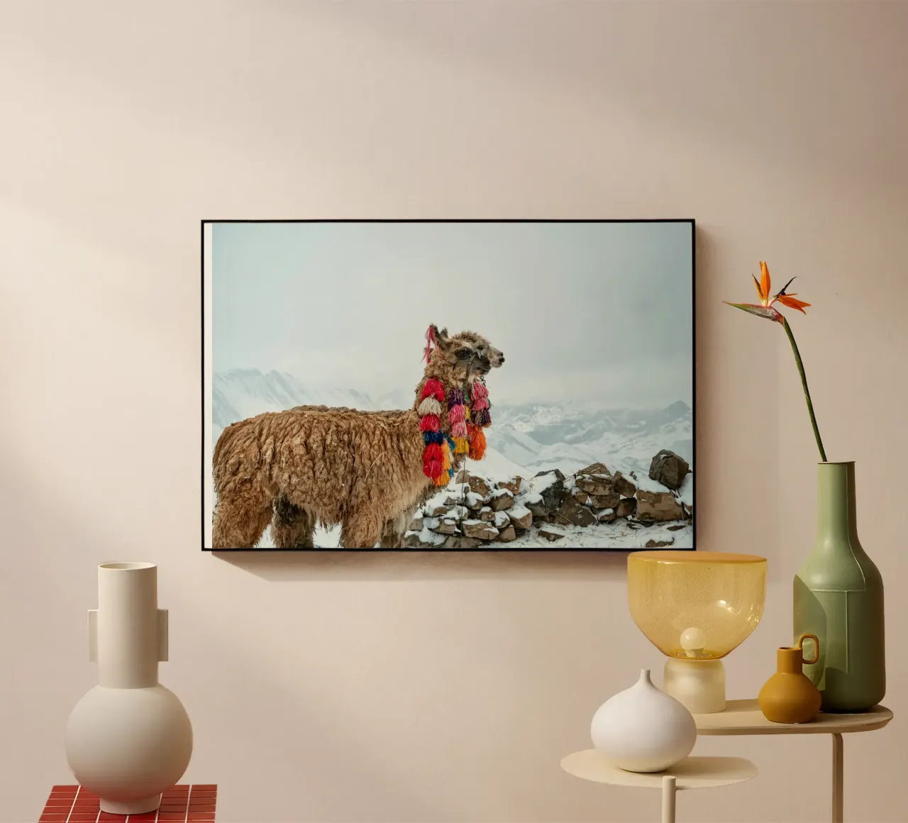Alpaca in piedi su una montagna innevata plexiglass da The Herringstore