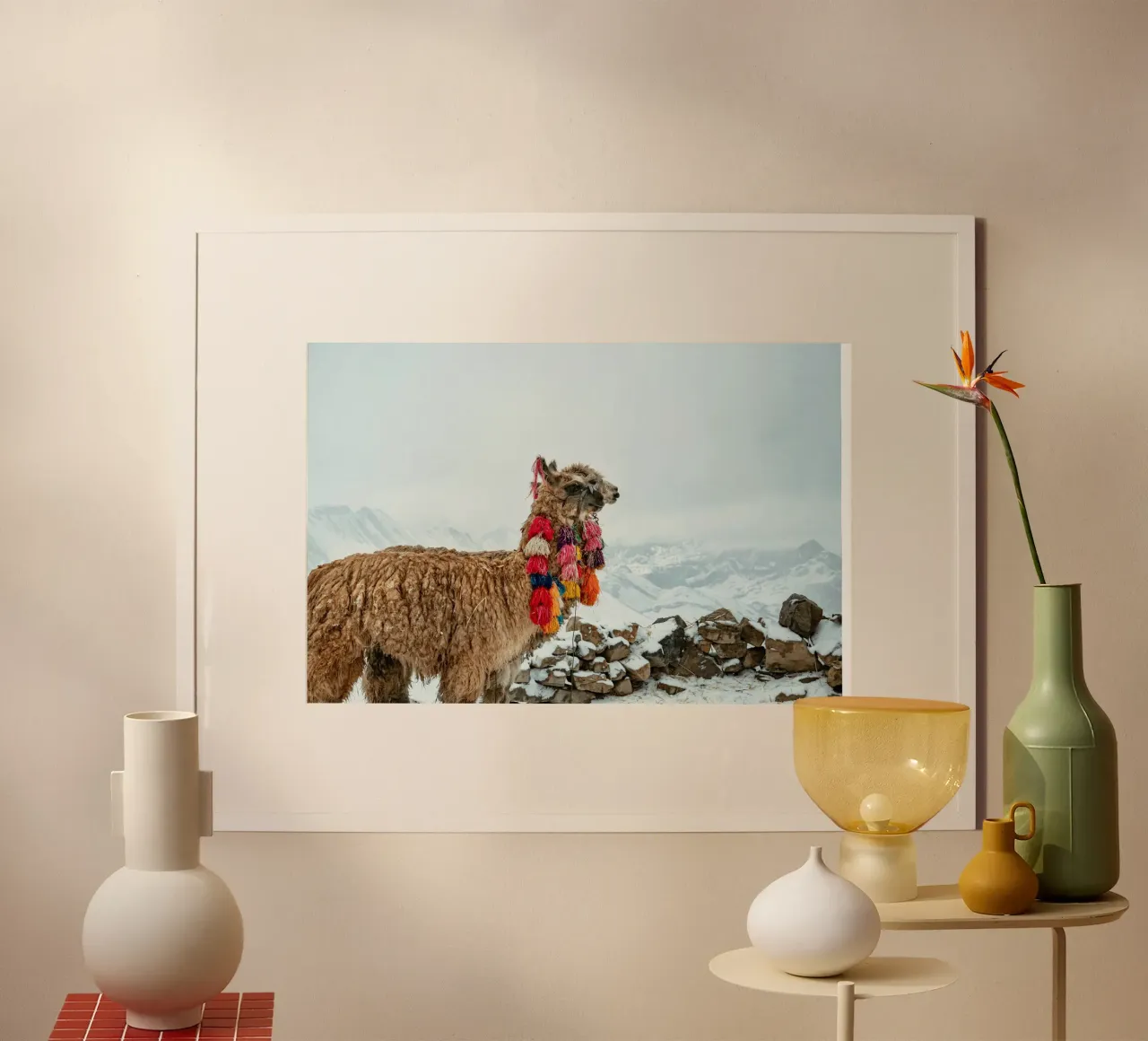 Alpaca in piedi su una montagna innevata carta hahnemühle da The Herringstore