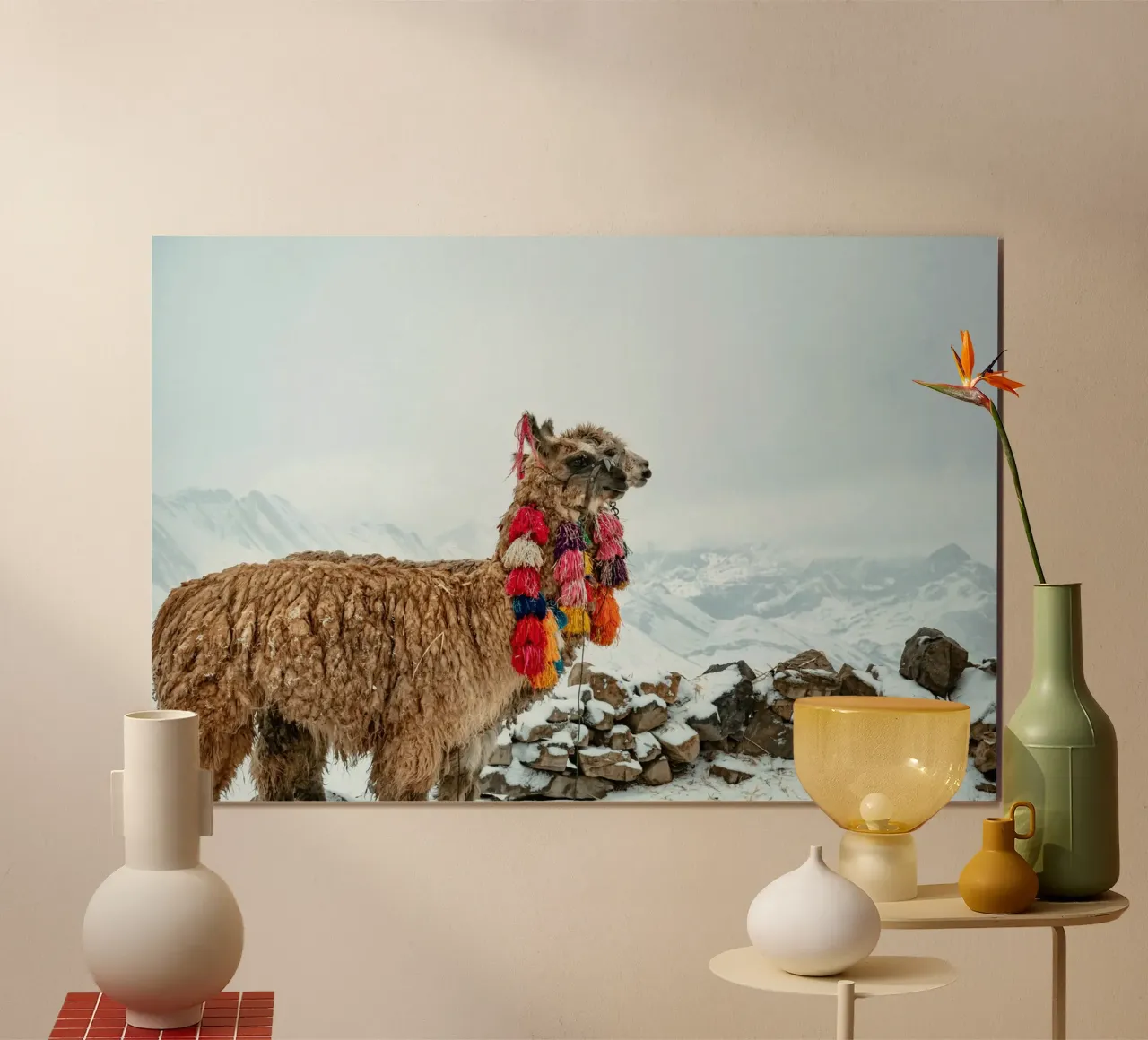 Alpaca in piedi su una montagna innevata carta hahnemühle da The Herringstore