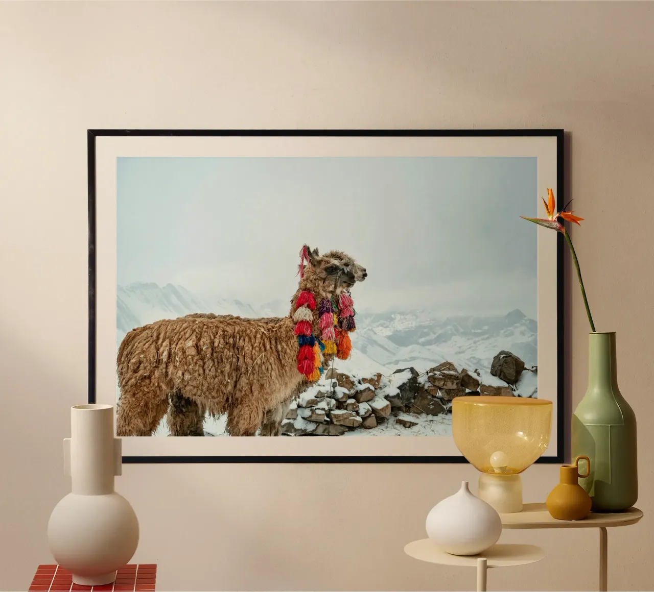 Alpaca in piedi su una montagna innevata carta hahnemühle da The Herringstore