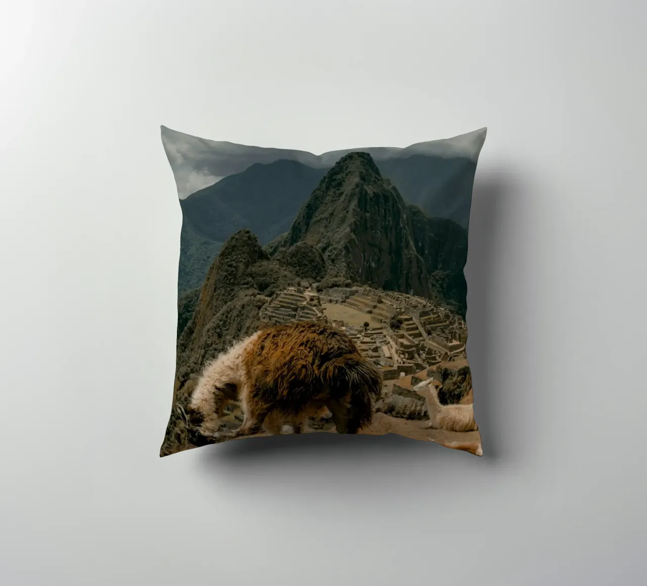 I lama al pascolo in primo piano a Machu Picchu cuscino da The Herringstore