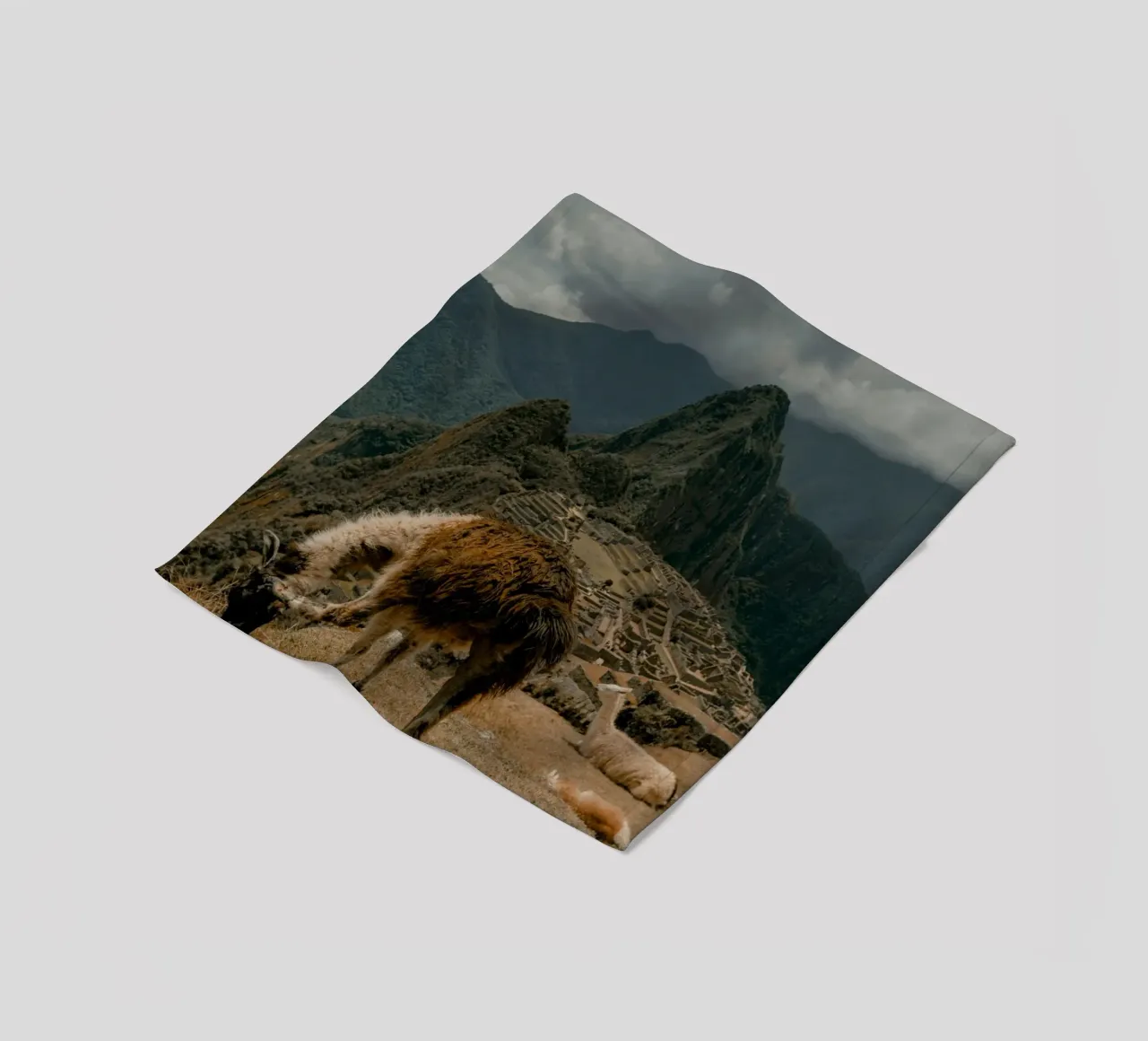 Des lamas paissent au premier plan du Machu Picchu plaid polaire de The Herringstore