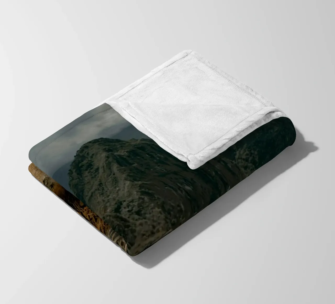 Des lamas paissent au premier plan du Machu Picchu plaid polaire de The Herringstore