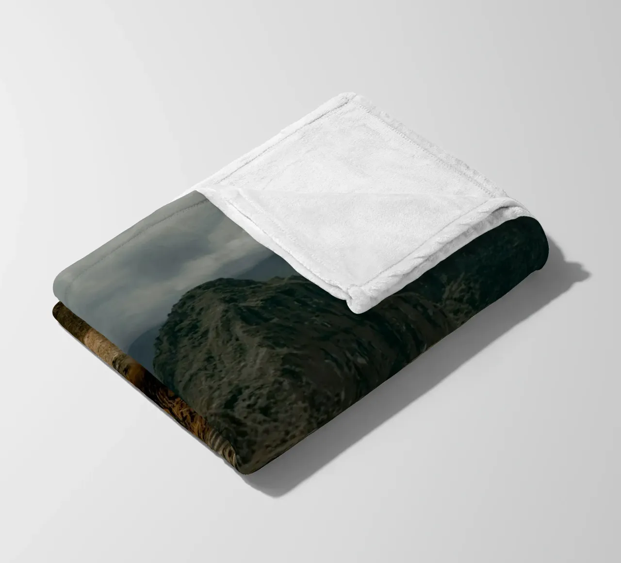 I lama al pascolo in primo piano a Machu Picchu coperta in pile da The Herringstore