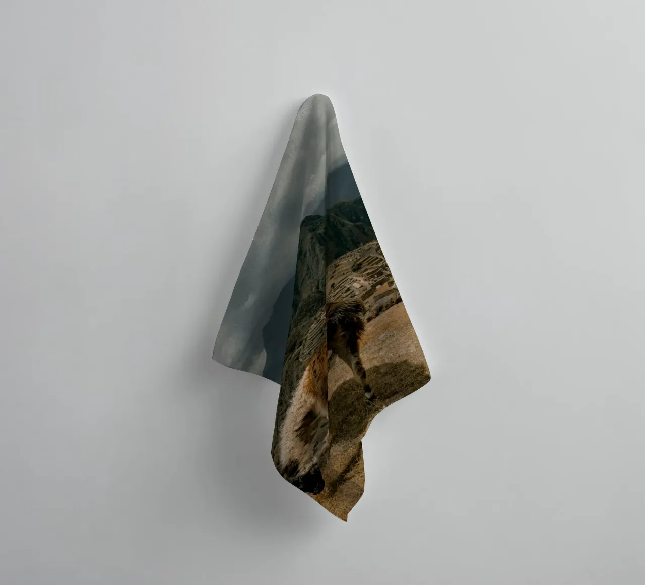 Weidende Lamas im Vordergrund von Machu Picchu Handtuch von The Herringstore