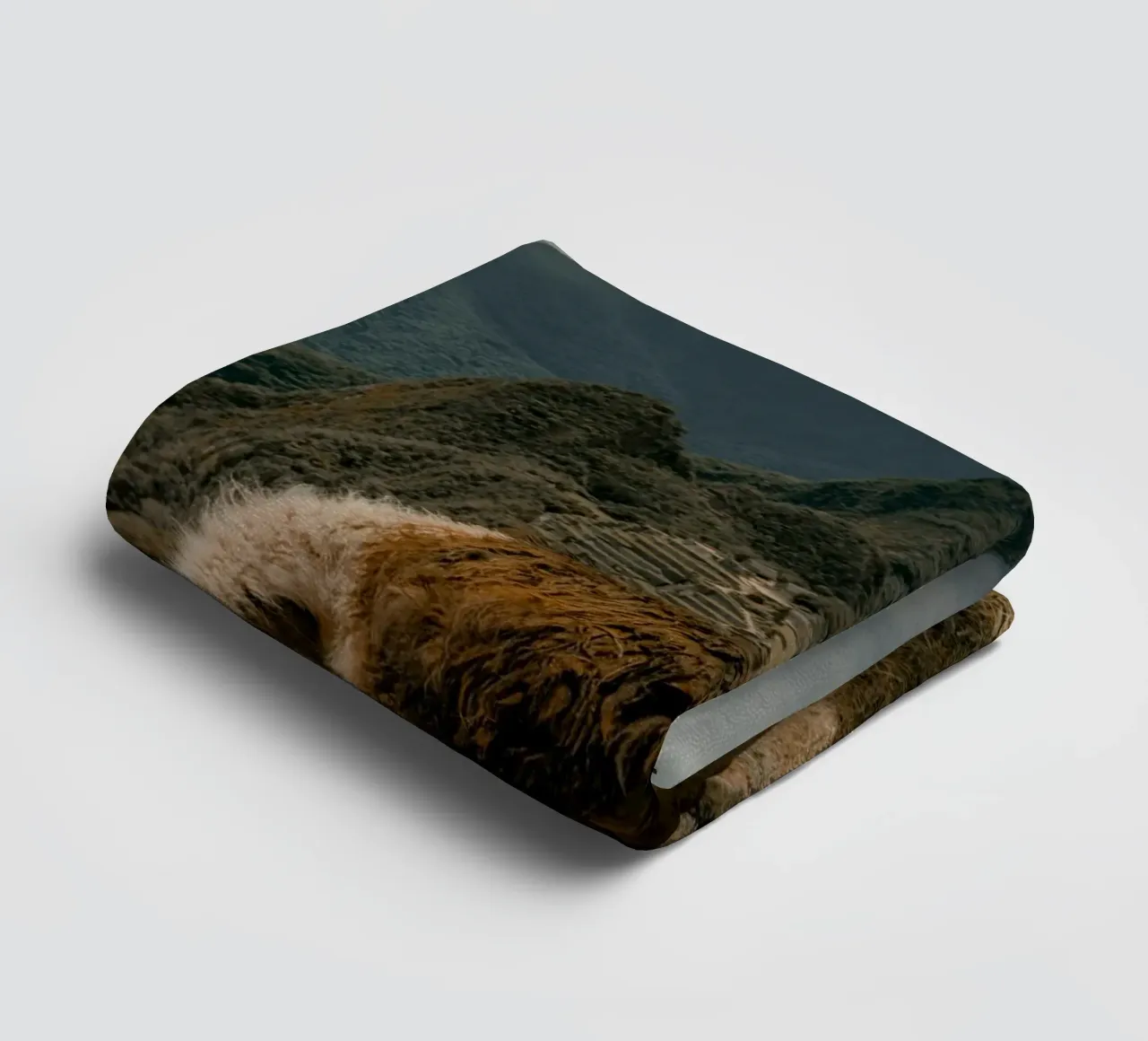 I lama al pascolo in primo piano a Machu Picchu asciugamano da bagno da The Herringstore