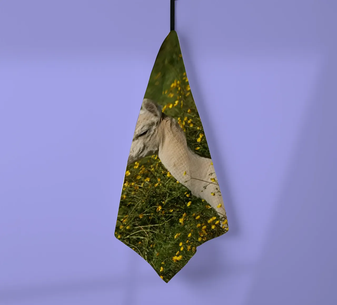 Alpaga serein au milieu de fleurs sauvages d'un jaune éclatant torchon de The Herringstore