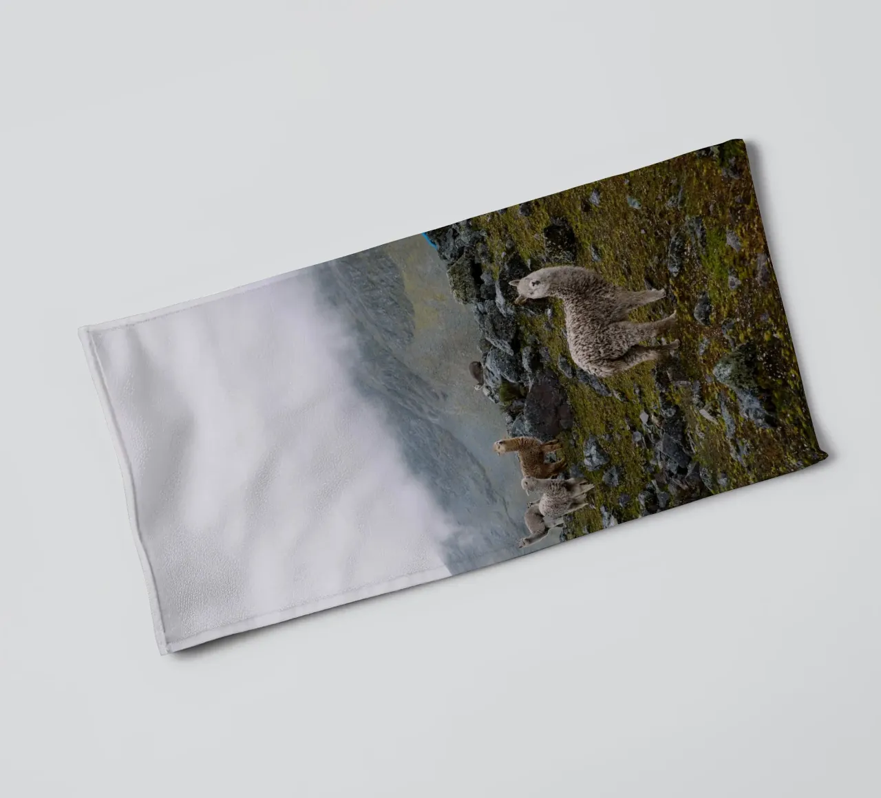 Lama's grazen in nevelig Andesgebergte badhanddoek van The Herringstore