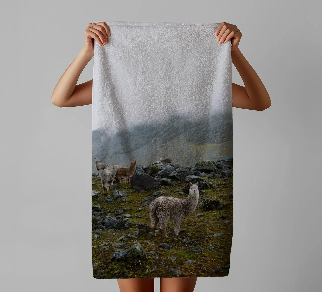 Lama's grazen in nevelig Andesgebergte badhanddoek van The Herringstore