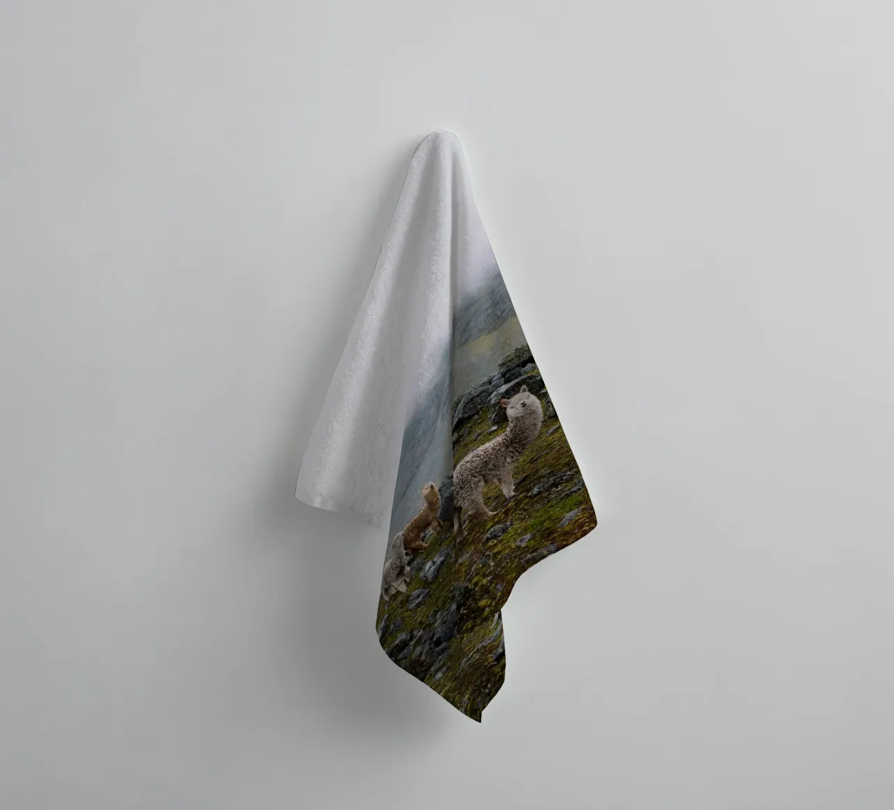 Lama's grazen in nevelig Andesgebergte badhanddoek van The Herringstore