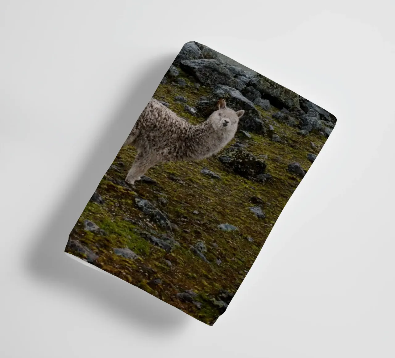 Lama's grazen in nevelig Andesgebergte badhanddoek van The Herringstore